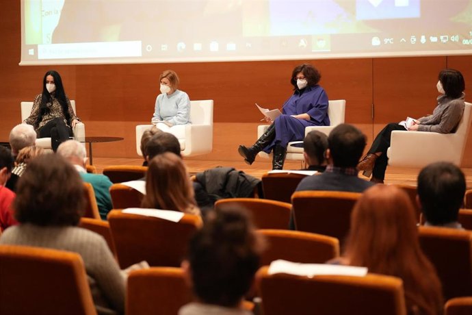Imagen de la mesa redonmda de víctimas, organizada por Sare en Bilbao