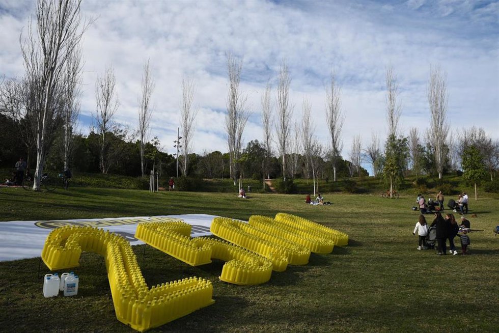 Una niña se acerca al mosaico gigante de latas y botellas de plástico, en el Parque de Cabecera de Valencia, a 8 de enero de 2022, en Valencia, Comunidad Valenciana (España)