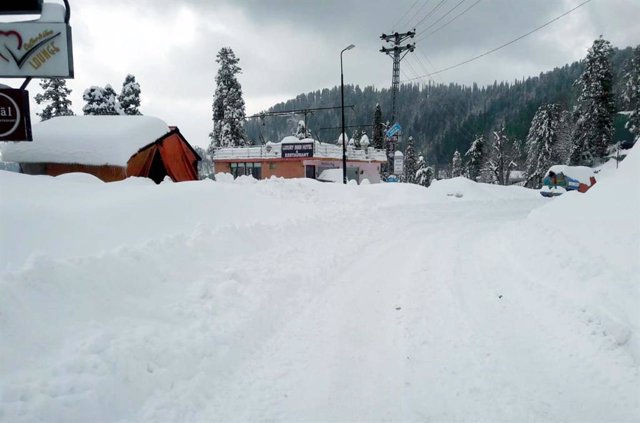 Archivo - 01 February 2019, Pakistan, Abbottabad: A street is seen coverd with snow after a heavy snowfall. Photo: -/PPI via ZUMA Wire/dpa