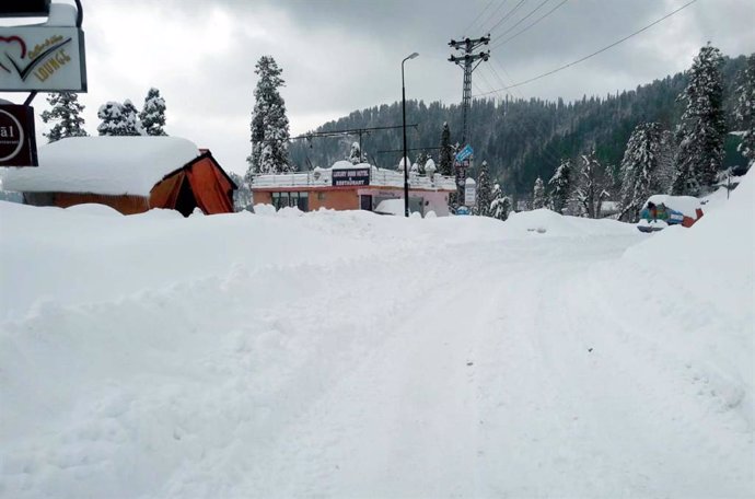 Archivo - 01 February 2019, Pakistan, Abbottabad: A street is seen coverd with snow after a heavy snowfall. Photo: -/PPI via ZUMA Wire/dpa