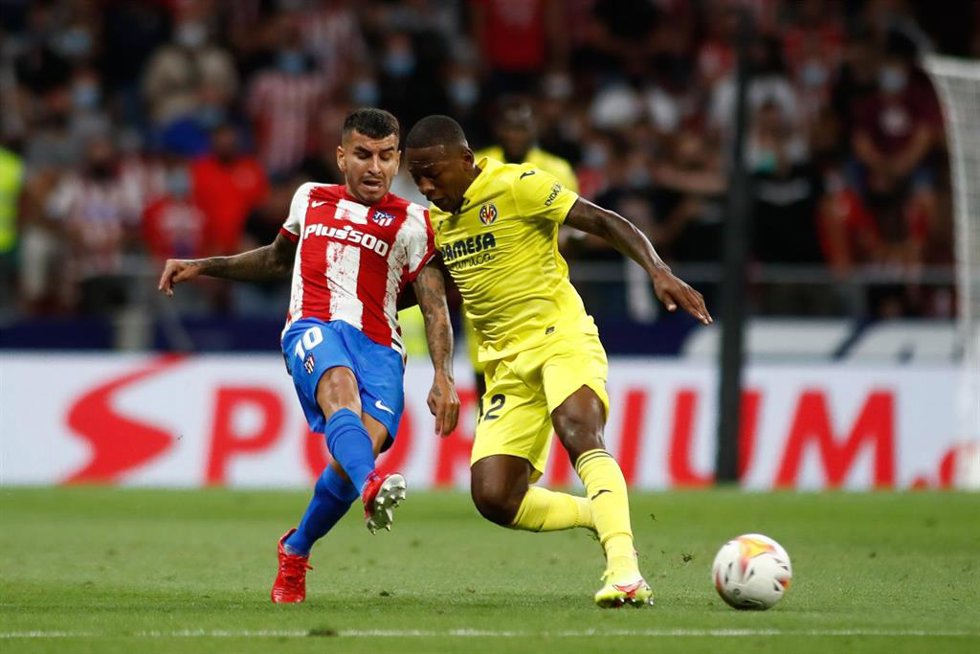 Archivo - Ángel Correa y Pervis Estupiñán pelean por un balón en el Atlético-Villarreal de la primera vuelta de Liga