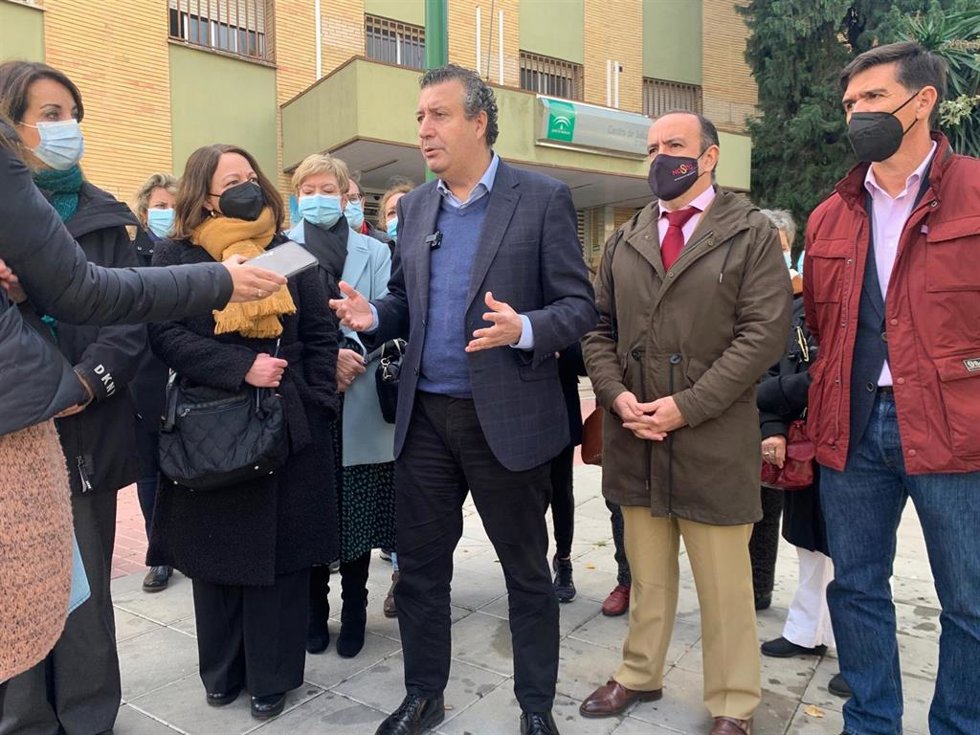 Archivo - El alcalde de La Rinconada, Javier Fernández.