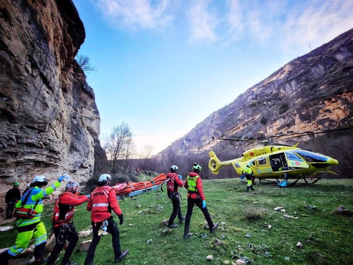 Sanitario de un helicóptero de Summa 112 atiende un accidente en montaña
