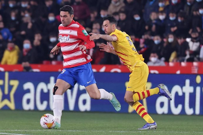 Sergio Busquets y Jorge Molina en el Granada-Barcelona