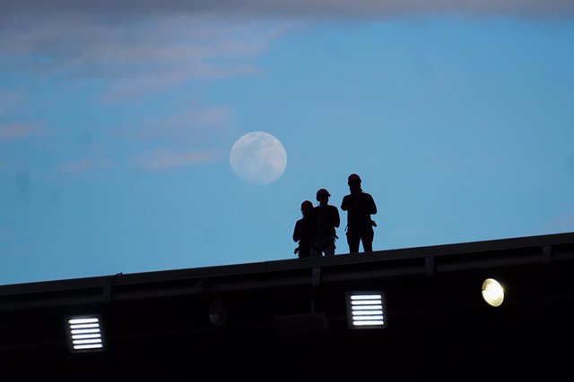 Archivo - 27 December 2020, Colombia, Bogota: Police officers stand on the rooftop of the Nemesio Camacho Stadium during the Colombian Categoria Primera A final soccer match between Independiente Santa Fe and America de Cali as the game is being played wi