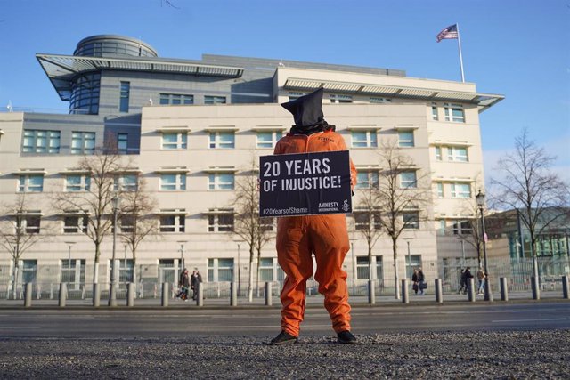 Activista de Amnistía Internacional protesta en la capital de Alemania, Berlín, por los 20 años de la apertura de la prisión de Guantánamo por parte de Estados Unidos