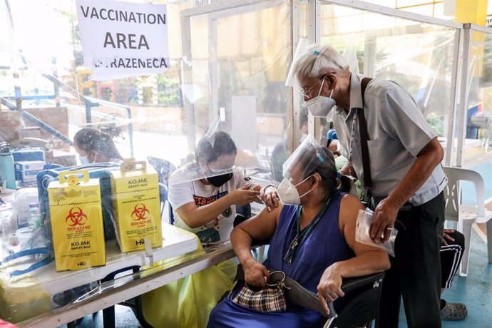 Archivo - Puesto de vacunación del coronavirus en Ciudad Quezon, Filipinas