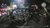 Tres hospitalizados tras el choque frontal de dos coches en la vía que une San Jerónimo con La Algaba (Sevilla)