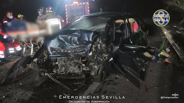 Estado en el que ha quedado uno de los vehículos implicados en el choque frontal en la carretera A-8006 que une San Jerónimo con La Algaba.