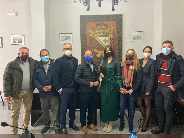 Martínez, con el bastón de mando de Begíjar, junto a compañeros del PP local y provincial.