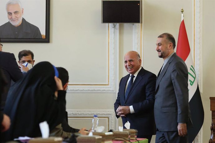 El ministro de Exteriores iraní, Husein Amir Abdollahian (derecha)
