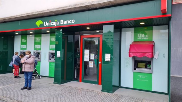 Archivo - Una oficina de Unicaja Banco cerrada por la huelga celebrada el 26 de noviembre de 2021.