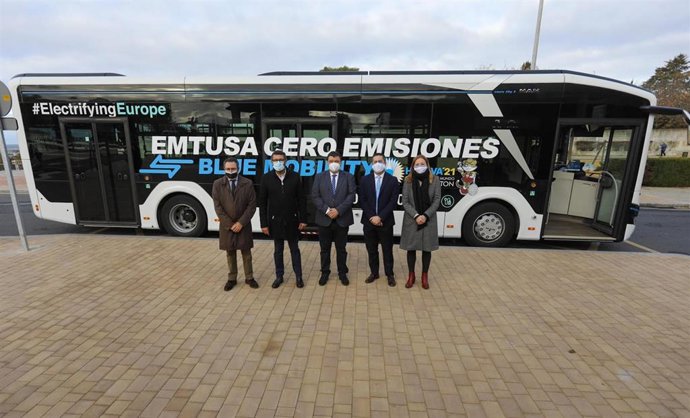 El alcalde de Huelva, Gabriel Cruz, presenta el primer autobús 100% eléctrico que la Empresa Municipal de Transportes Urbanos (Emtusa) pone en servicio en Huelva.