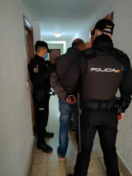 Agentes de la Policía Nacional junto al detenido como presunto autor de tres delitos de robo con violencia e intimidación en Palma.