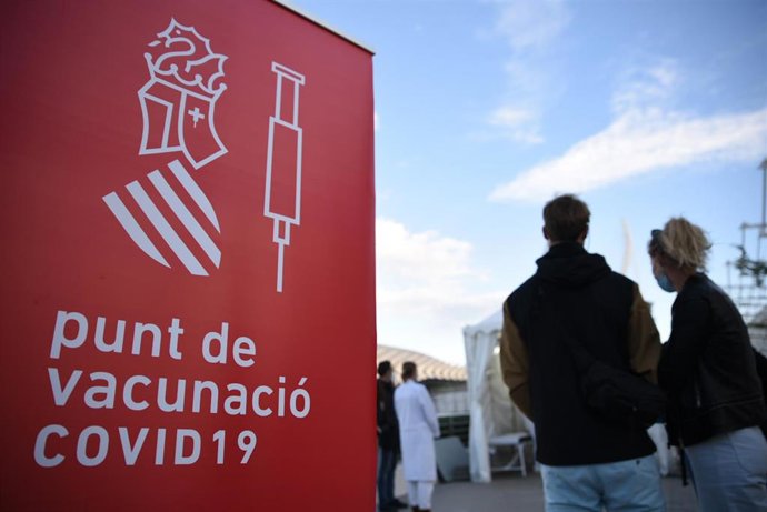 Archivo - Varias personas acuden recibir la vacuna contra el Covid-19