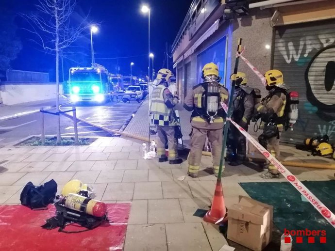 Tasques d'extinció d'un foc amb una víctima mortal a Malgrat (Barcelona)