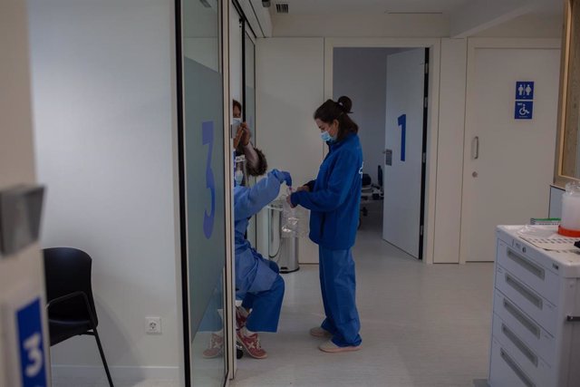 Archivo - Profesionales sanitarios en el Hospital Garbí-Vall de Hebrón, en Barcelona.