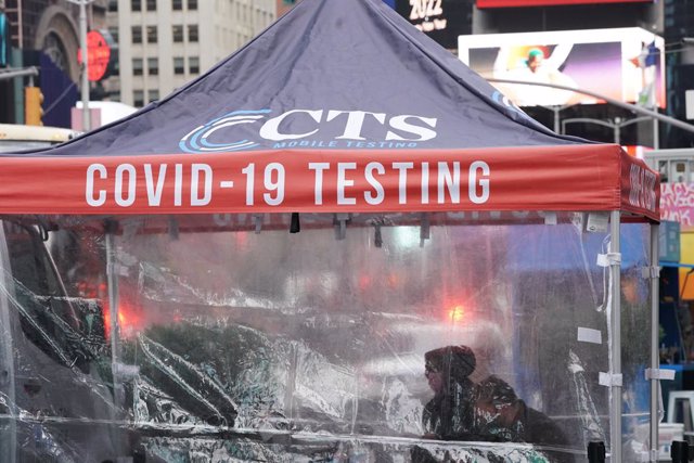 06 January 2022, US, New York: People get tested for coronavirus at a mobile testing site in Times Square. Photo: Bryan Smith/ZUMA Press Wire/dpa