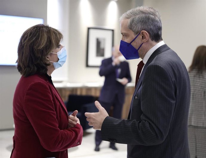 La Fiscal General del Estado, Dolores Delgado, conversa con el director de Europa Press, Javier García Vila, en un desayuno Informativo de Europa Press, en el Auditorio El Beatriz Madrid, a 20 de diciembre de 2021, en Madrid, (España).