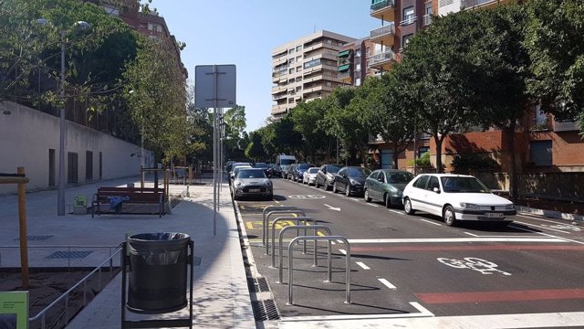 Imagen de varios aparcamientos de bicis en una calle de Barcelona