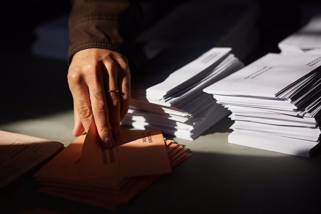 Archivo - Elecciones, urna, papeletas, voto
