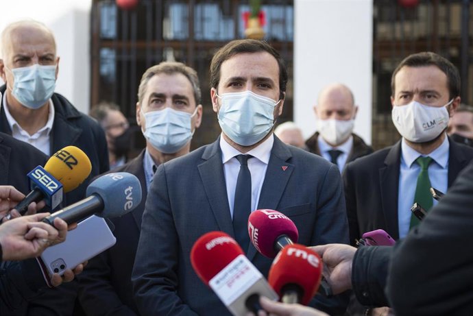El ministro de Consumo, Alberto Garzón, responde a los medios en la entrega de los Premios Consumópolis 2020-2021, en el Colegio Santa María de la Expectación, a 15 de diciembre de 2021, en Cuenca, Castilla-La Mancha, (España). Consumópolis se trata de 