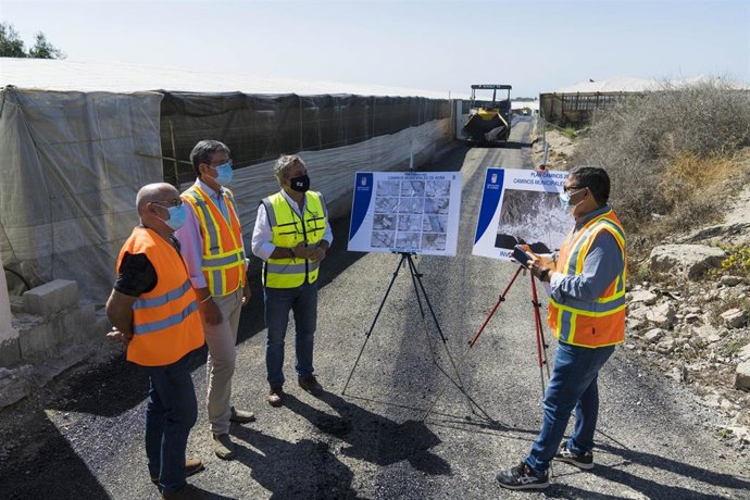 Archivo - Visita a las obras de mejora de caminos rurales en Adra