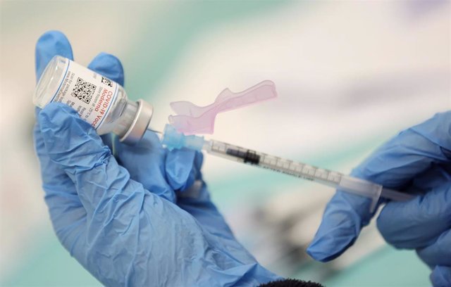 Una enfermera prepara una vacuna contra el Covid-19.