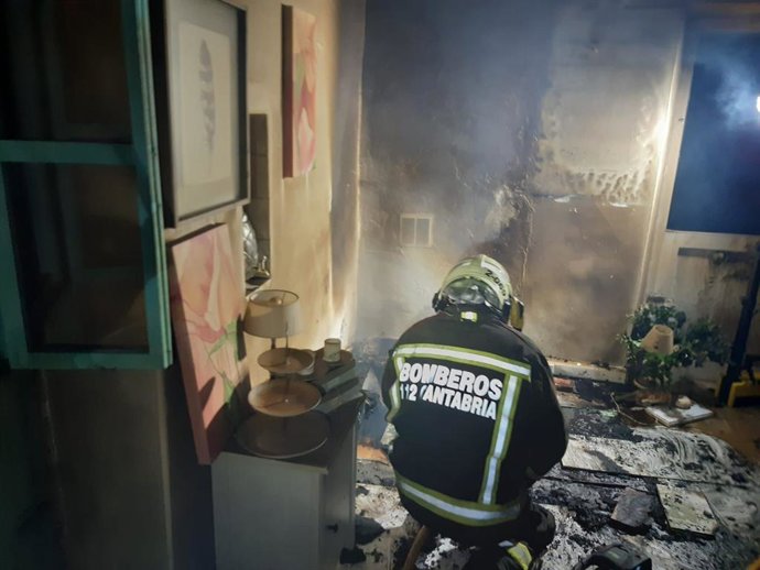 Bomberos de Valdáliga extinguen un incendio en una chimenea de un comercio de Ruente.