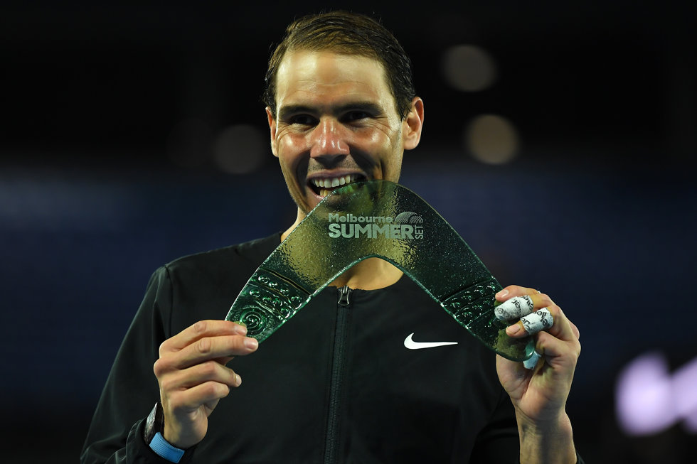 Rafa Nadal con su trofeo del torneo de Melbourne