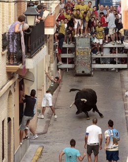 Archivo - Festejo taurino de 'bous al carrer' en Puol 