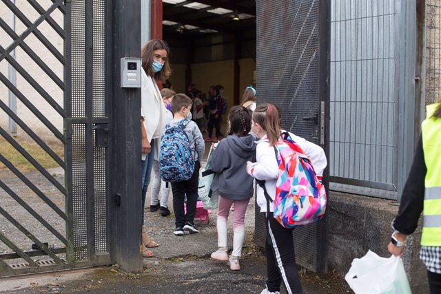 Archivo - Arxiu - Diversos nens entrant a una escola a Nadela (Lugo) durant el primer dia de classe del curs 2021-2022
