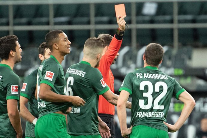 Archivo - 21 November 2020, North Rhine-Westphalia, Moenchengladbach: Augsburg's Raphael Framberger (not pictured) receives the red card from referee Markus Schmidt during the German Bundesliga soccer match between Borussia Moenchengladbach and FC Augsb