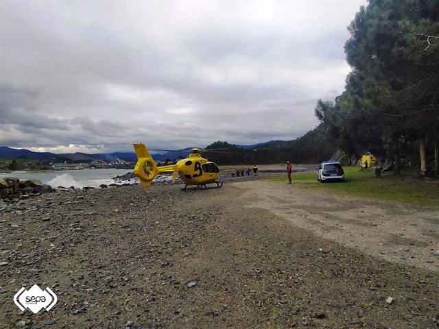 Imagen del rescate en la playa de Los Foxos (Coaña).
