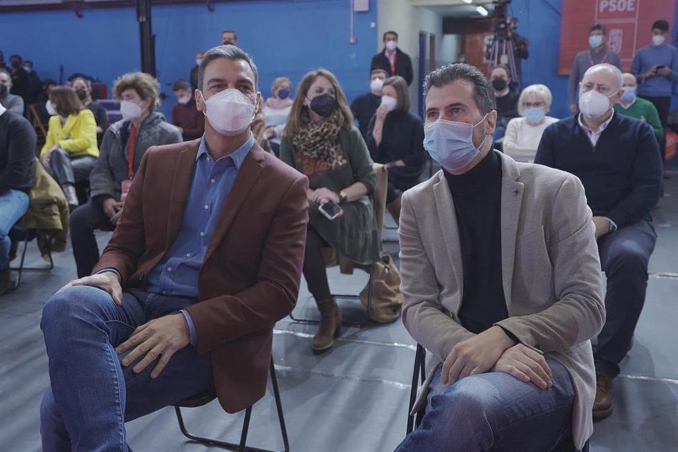 El presidente del Gobierno, Pedro Sánchez, y el secretario general del PSOE de Castilla y León, Luis Tudanca, en el primer acto electoral en Palencia, en el Frontón de Eras de Santa Marina, a 9 de enero de 2022, en Palencia, Castilla y León (España).