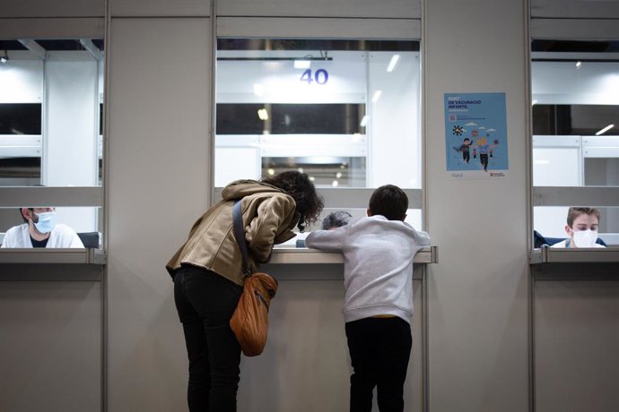 Un nen acudeix a rebre la vacuna contra el Covid-19, en Fira de Barcelona