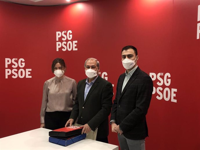 El presidente de la Diputación de Lugo y alcalde de Monforte, José Tomé, acompañado de Pilar García Porto y Pablo Rivera, entrega más de 600 avales para ser candidato a liderar el PSdeG-PSOE de Lugo.