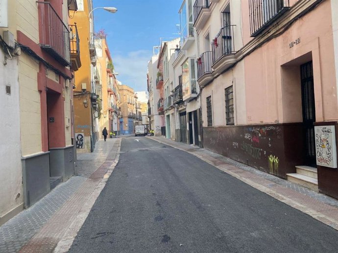 Estado de la calle Correduría, en la que están acabando las obras de reurbanización.