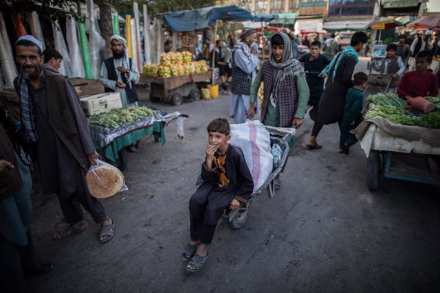 Archivo - Un niño en un mercado de Kunduz 