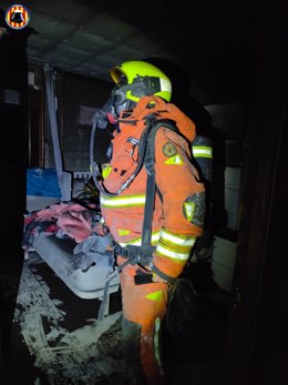 Bombero sofoca un incendio en una vivienda en Algemesí