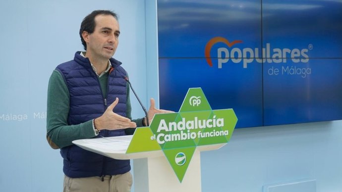 Archivo - El portavoz de Educación del Partido Popular andaluz en el Parlamento, Miguel Ángel Ruiz, en rueda de prensa.