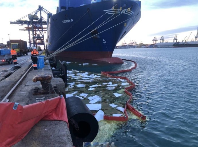 Un accidente en un contenedor de un barco provoca un derrame de aceite lubricante en el Puerto de Valncia