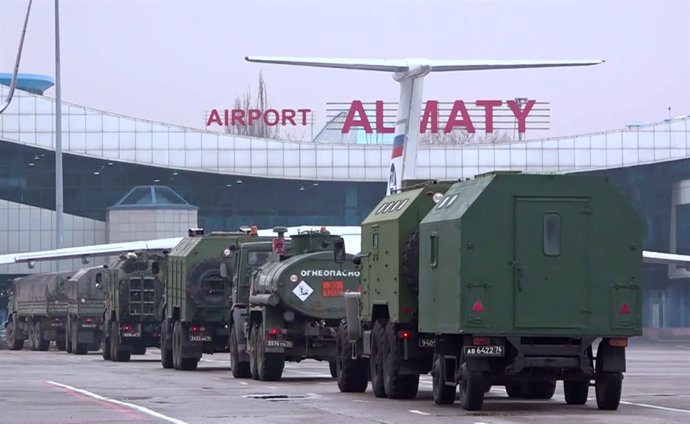 Columna de camiones militares rusos en el aeropuerto de Almaty, en Kazajistán