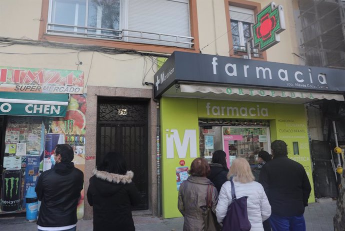 Diverses persones fan cua en una farmcia per adquirir un test d'antígens, a 23 de desembre de 2021, a Madrid, (Espanya). El Govern de la Comunitat de Madrid ha mercat 12 milions de tests d'antígens, sis que posaran a la disposició dels madri