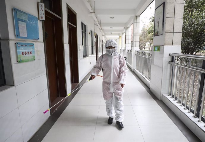 Archivo - 03 March 2020, China, Jiangsu: A health worker disinfects Tianjin road primary school during anti-epidemic drill for teachers and students ahead of school opening for the new semester. Photo: Zhao Qirui/SIPA Asia via ZUMA Wire/dpa