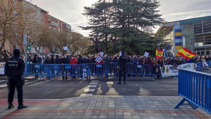 Protestas de las Opas a la llegada de Pedro Sánchez.