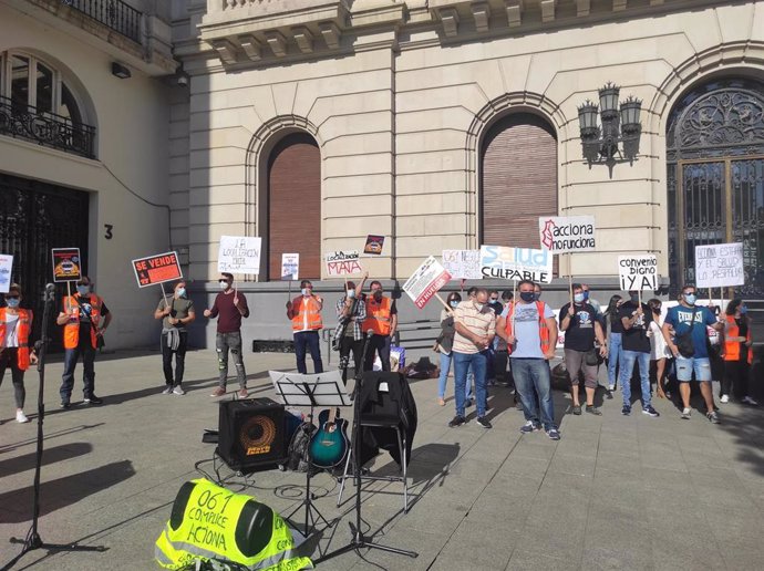 Archivo - Concentración de trabajadores del transporte sanitario público el pasado mes de octubre en Zaragoza para reclamar la negociación del convenio colectivo.