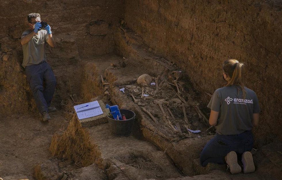 Archivo - Personal técnico trabajando en la exhumación de la fosa común de Pico Reja, una de las mayores fosas del franquismo, ubicada en el cementerio de San Fernando. 