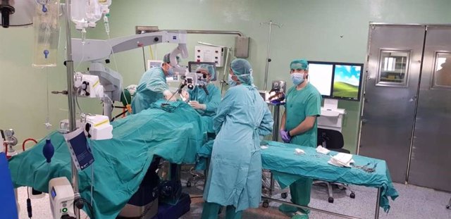 Archivo - Intervención quirúgica en el hospital Don Benito-Villanueva