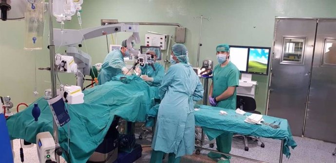 Archivo - Intervención quirúgica en el hospital Don Benito-Villanueva